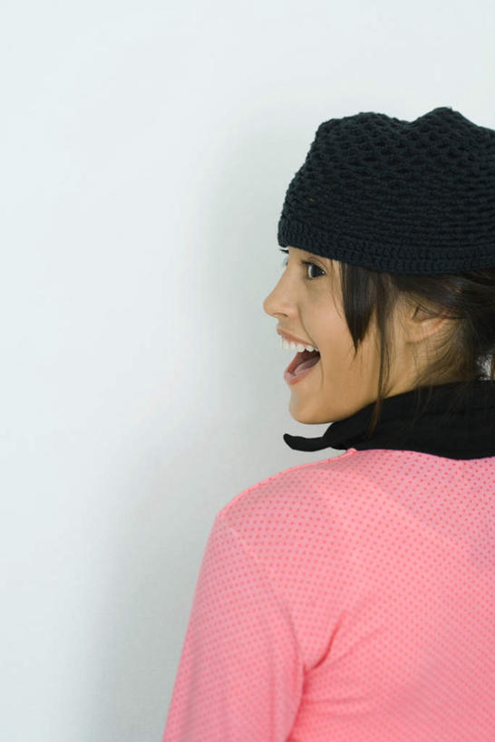 西方人,一个人,笑,微笑,露齿笑,竖图,室内,白天,白色背景,欧洲,欧洲人,仅一个年轻女性,仅一个女性,仅一个人,服装,注视,休闲装,背面,衣服,观察,看,张嘴,休闲,休闲服,摄影,服饰,影棚,观看,察看,愉悦,关注,张大嘴巴,年轻女性,女人,女性,白种人,张开嘴,半身,彩图,影棚拍摄,拍摄