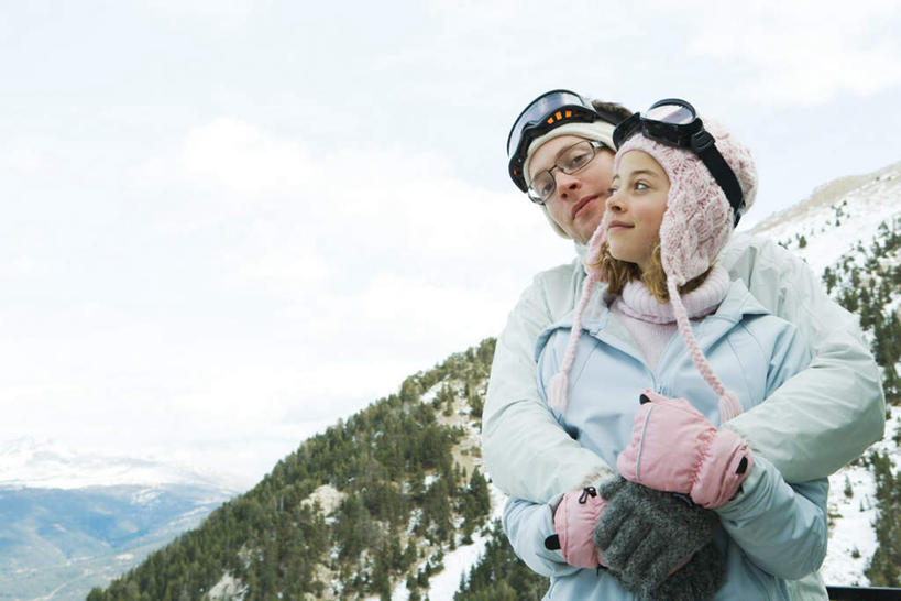 西方人,两个人,夫妻,站,抱,笑,微笑,露齿笑,横图,室外,白天,正面,爱情,安全,雪,大雪,欧洲,欧洲人,服装,眼镜,积雪,雪景,冬季,冬天,防护,浪漫,注视,休闲装,衣服,天空,天,观察,看,站着,休闲,休闲服,恩爱,寒冷,恋人,服饰,抱着,观看,护目镜,保护,察看,冰冷,搂着,关注,保险,保全,周全,安稳,安定,严寒,冰凉,酷寒,凛冽,凛凛,极冷,安全防护眼镜,平安,男人,男性,年轻男性,年轻女性,女人,女性,白种人,情侣,搂,抬头,仰头,站立,彩图,全身,伴侣,防护眼镜