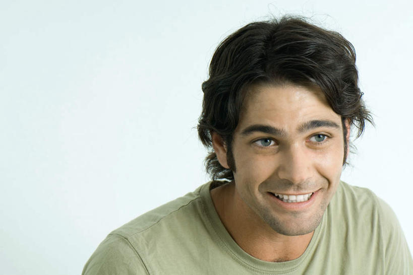 西方人,脸,头,脸颊,一个人,笑,微笑,露齿笑,横图,室内,特写,白天,白色背景,正面,欧洲,欧洲人,仅一个男性,仅一个人,服装,注视,休闲装,肩膀,仅一个年轻男性,衣服,观察,看,休闲,休闲服,摄影,服饰,影棚,观看,察看,愉悦,关注,男人,男性,年轻男性,白种人,头部,脸部,脸蛋,面部,半身,彩图,影棚拍摄,拍摄