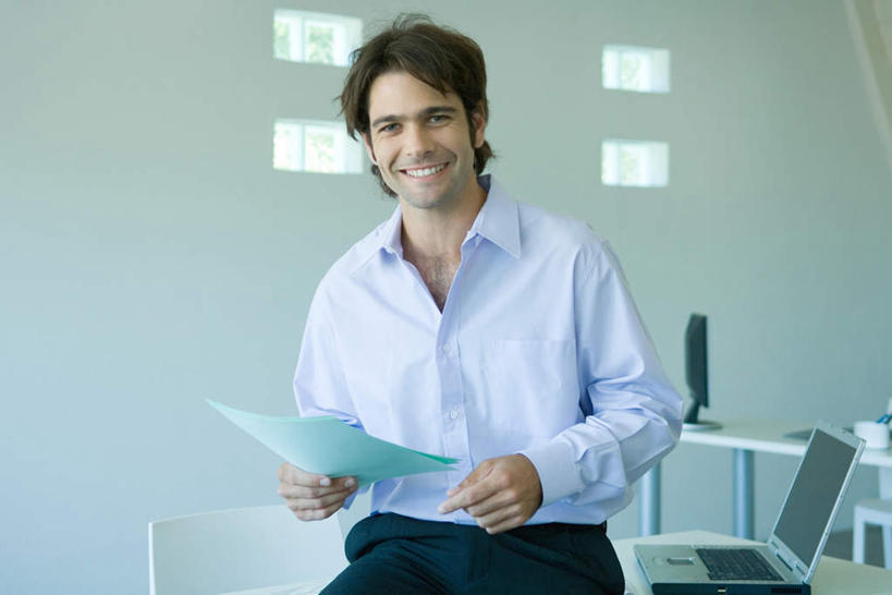 西方人,一个人,商务人士,商务男性,站,笑,微笑,露齿笑,横图,室内,白天,正面,衬衫,电脑,笔记本电脑,桌子,欧洲,欧洲人,仅一个男性,仅一个人,套装,网络,材料,档案,文件,办公桌,墙,拿,拿着,注视,通讯设备,墙壁,墙面,仅一个年轻男性,资料,观察,看,站着,观看,一台,察看,无线,关注,文档,通信设备,商务装,无线网络,无线上网,便携式电脑,工薪阶层,手提电脑,男人,男性,年轻男性,白种人,白领,上班族,站立,半身,彩图,衬衣