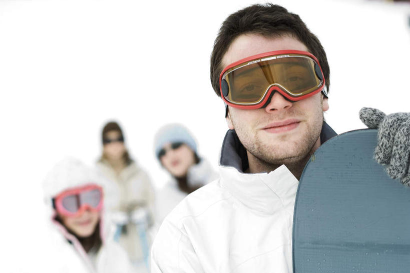 西方人,四个人,伙伴,朋友,站,笑,微笑,露齿笑,横图,室外,白天,正面,友谊,雪,大雪,帽子,欧洲,欧洲人,服装,朦胧,模糊,积雪,雪景,冬季,冬天,注视,休闲装,运动器械,衣服,观察,看,站着,休闲,休闲服,健身器械,寒冷,服饰,观看,护目镜,滑雪板,察看,冰冷,关注,健身器材,滑雪装备,严寒,冰凉,酷寒,凛冽,凛凛,极冷,友情,男人,男性,年轻男性,年轻女性,女人,女性,白种人,站立,半身,彩图,运动器材