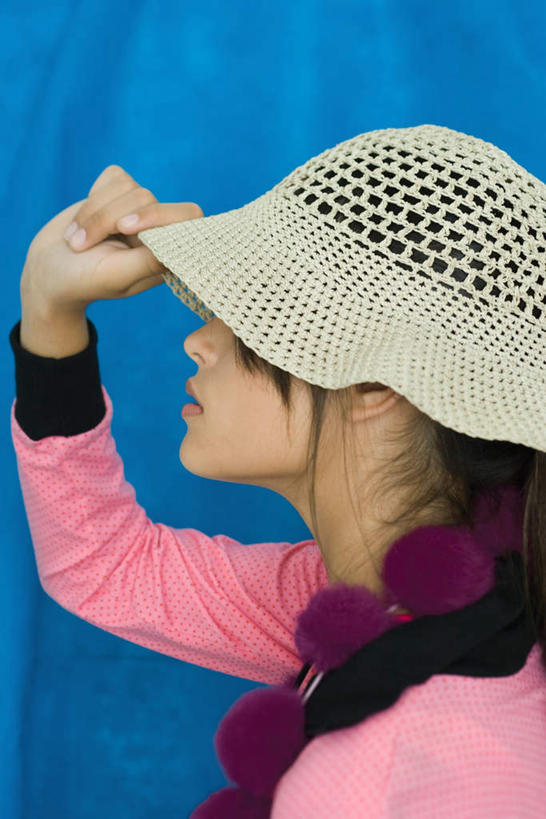 西方人,脸,头,脸颊,手,一个人,竖图,室内,特写,白天,侧面,帽子,欧洲,欧洲人,仅一个年轻女性,仅一个女性,仅一个人,蓝色背景,服装,装饰,挂饰,休闲装,礼帽,肩膀,一个,衣服,首饰,围巾,休闲,温暖,手部,休闲服,抬手,遮,摄影,服饰,影棚,单个,围脖,保暖,单手,华丽,点缀,遮挡,御寒,遮盖,遮蔽,衬托,美观,雅致,雅观,年轻女性,女人,女性,白种人,头部,脸部,脸蛋,面部,半身,彩图,影棚拍摄,拍摄