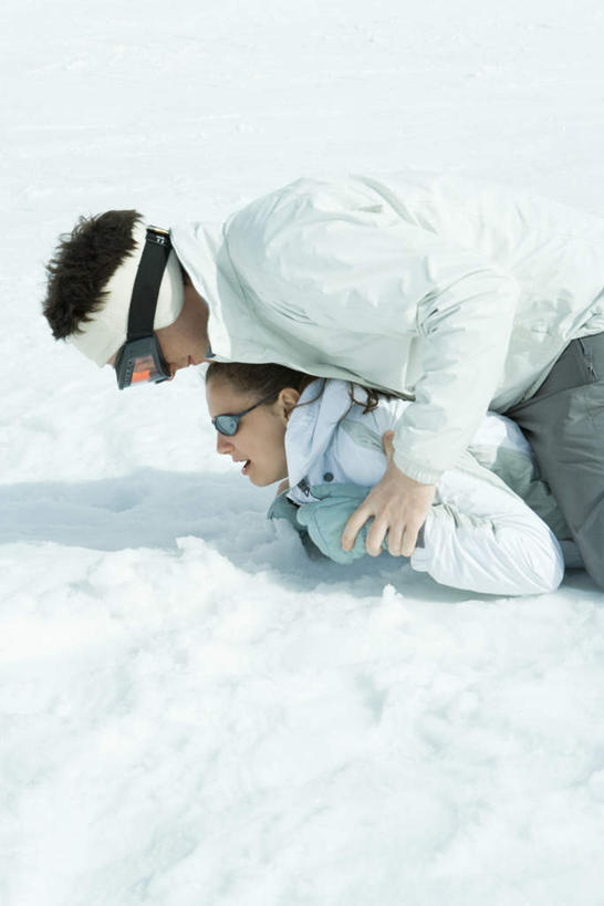 西方人,两个人,家庭,竖图,俯视,室外,白天,雪,大雪,欧洲,欧洲人,阴影,服装,光线,影子,积雪,雪景,冬季,冬天,注视,休闲装,衣服,阳光,观察,看,趴着,休闲,温暖,温馨,一家人,休闲服,寒冷,服饰,观看,和睦,察看,冰冷,关注,严寒,冰凉,酷寒,凛冽,凛凛,极冷,男人,男性,年轻男性,年轻女性,女人,女性,白种人,趴,半身,彩图,高角度拍摄,融洽