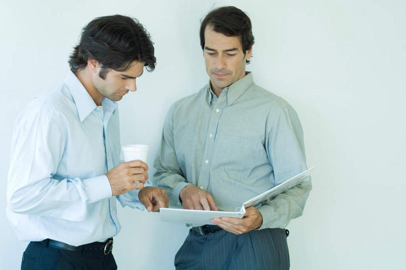 西方人,两个人,同事,商务人士,商务男性,站,笑,微笑,横图,室内,白天,白色背景,正面,衬衫,成功,合作,团队,集体,信心,杯子,欧洲,欧洲人,指,套装,材料,档案,文件,墙,拿,拿着,方向,队伍,墙壁,墙面,水杯,资料,低头,手势,站着,摄影,影棚,领导,指向,成就,文档,商务装,合伙,领袖,工薪阶层,男人,男性,年轻男性,白种人,白领,上班族,茶杯,站立,彩图,全身,影棚拍摄,衬衣,拍摄