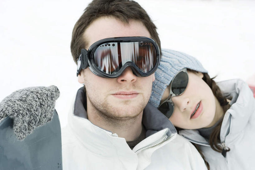 西方人,脸,头,脸颊,两个人,家庭,笑,微笑,横图,室外,特写,白天,正面,安全,雪,大雪,帽子,欧洲,欧洲人,服装,眼镜,积雪,雪景,冬季,冬天,防护,休闲装,肩膀,衣服,手套,靠,休闲,温暖,温馨,一家人,休闲服,寒冷,服饰,护目镜,保护,和睦,冰冷,保险,保全,周全,安稳,安定,严寒,冰凉,酷寒,凛冽,凛凛,极冷,安全防护眼镜,平安,男人,男性,年轻男性,年轻女性,女人,女性,白种人,头部,脸部,脸蛋,面部,半身,彩图,融洽,防护眼镜