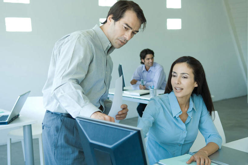 西方人,三个人,同事,商务人士,商务男性,商务女性,站,坐,笑,微笑,露齿笑,横图,俯视,室内,白天,衬衫,成功,合作,团队,集体,信心,电脑,笔记本电脑,桌子,椅子,欧洲,欧洲人,敲打,套装,网络,瓷砖,地砖,办公桌,墙,地面,注视,输入,通讯设备,队伍,墙壁,墙面,打字,观察,看,站着,观看,点击,敲击,两台,察看,无线,领导,成就,关注,通信设备,商务装,无线网络,合伙,领袖,无线上网,便携式电脑,工薪阶层,按键,手提电脑,男人,男性,年轻男性,年轻女性,女人,女性,白种人,白领,上班族,站立,坐着,半身,彩图,高角度拍摄,衬衣