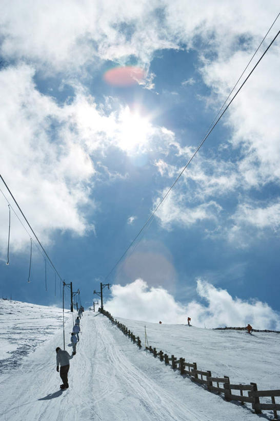 西方人,儿童,伙伴,朋友,栏杆,站,竖图,室外,白天,仰视,友谊,纯洁,雪,大雪,欧洲,欧洲人,一排,阴影,服装,整齐,光线,滑雪,电线,影子,积雪,雪景,云,云朵,冬季,冬天,围栏,许多人,云彩,注视,休闲装,护栏,排列,小孩,衣服,蓝色,白云,蓝天,天空,阳光,天,观察,看,站着,一群人,休闲,休闲服,寒冷,可爱,童年,童趣,服饰,晴朗,观看,察看,冰冷,队列,关注,童真,烂漫,无邪,严寒,冰凉,酷寒,凛冽,凛凛,极冷,天真,友情,男孩,男人,男性,年轻男性,年轻女性,女孩,女人,女性,白种人,晴空,站立,彩图,低角度拍摄,全身,男生,女生