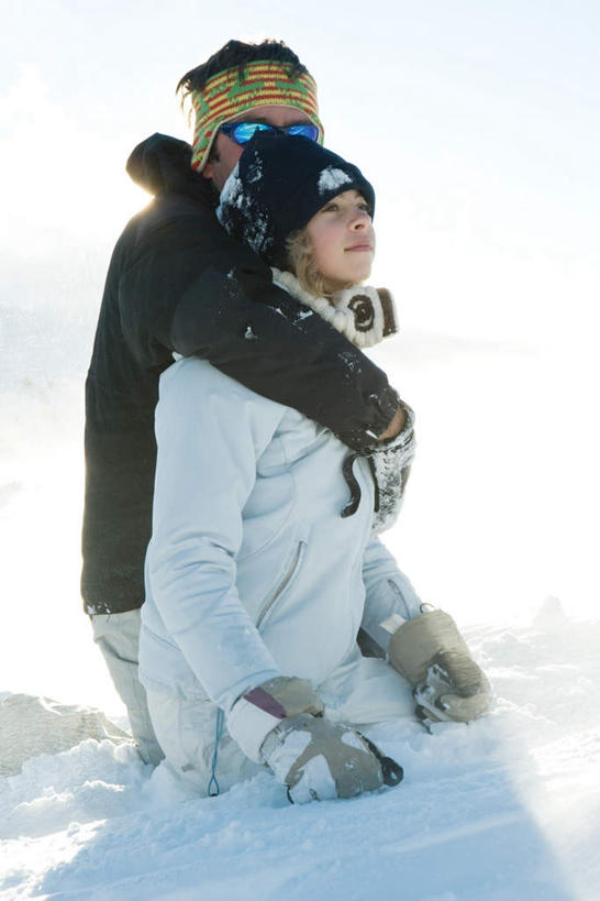 西方人,儿童,中年人,两个人,家庭,父亲,女儿,坐,抱,竖图,室外,白天,侧面,纯洁,雪,大雪,欧洲,欧洲人,阴影,服装,光线,影子,积雪,雪景,冬季,冬天,注视,休闲装,小孩,衣服,阳光,观察,看,休闲,温暖,温馨,父女,一家人,休闲服,父爱,寒冷,可爱,童年,童趣,服饰,抱着,观看,和睦,察看,冰冷,搂着,关注,童真,烂漫,无邪,严寒,冰凉,酷寒,凛冽,凛凛,极冷,天真,男人,男性,女孩,中年男性,白种人,孩子,搂,抬头,仰头,坐着,彩图,全身,融洽,女生