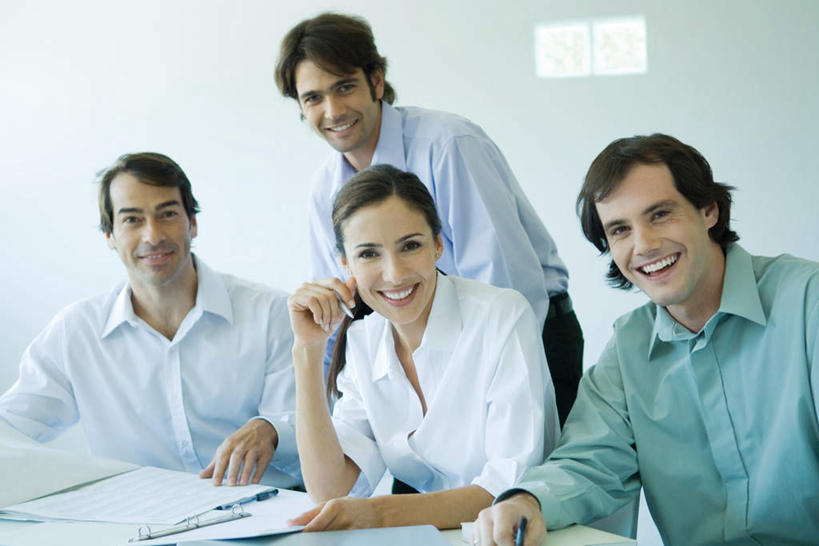 西方人,四个人,同事,商务人士,商务男性,商务女性,站,坐,笑,微笑,露齿笑,横图,室内,白天,正面,衬衫,成功,合作,团队,集体,信心,桌子,欧洲,欧洲人,撑,套装,笔,材料,档案,文件,办公桌,墙,拿,拿着,注视,队伍,墙壁,墙面,资料,观察,看,站着,观看,察看,领导,撑着,成就,关注,文档,商务装,合伙,领袖,工薪阶层,男人,男性,年轻男性,年轻女性,女人,女性,白种人,白领,上班族,站立,坐着,半身,彩图,衬衣