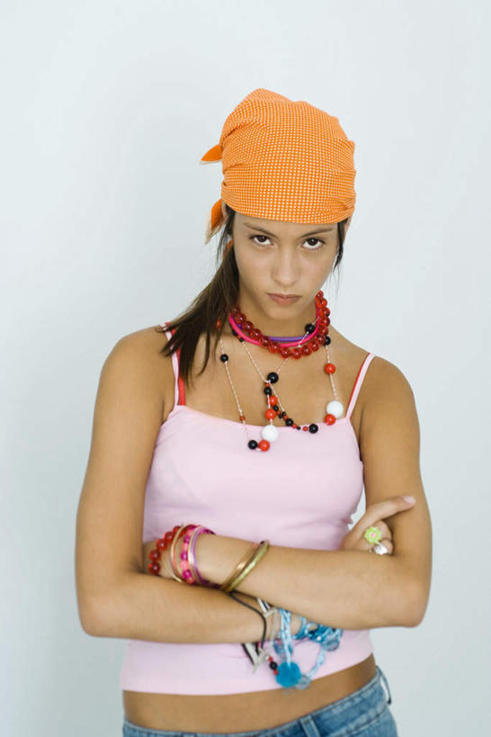 西方人,一个人,站,双手交叉,竖图,室内,白天,白色背景,正面,欧洲,欧洲人,仅一个年轻女性,仅一个女性,仅一个人,服装,挂饰,头巾,注视,休闲装,衣服,黄色,首饰,观察,看,站着,休闲,休闲服,摄影,服饰,影棚,观看,察看,双手抱胸,关注,年轻女性,女人,女性,白种人,站立,半身,彩图,影棚拍摄,拍摄