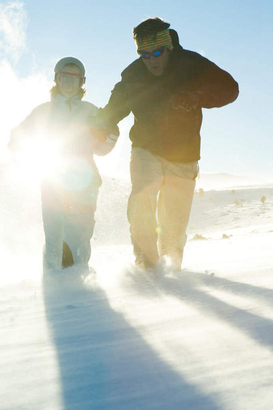 西方人,儿童,中年人,两个人,家庭,父亲,女儿,站,竖图,室外,白天,正面,纯洁,雪,大雪,欧洲,欧洲人,阴影,服装,光线,影子,积雪,雪景,冬季,冬天,注视,休闲装,小孩,衣服,蓝色,蓝天,天空,阳光,天,观察,看,站着,休闲,温暖,温馨,父女,一家人,休闲服,父爱,寒冷,可爱,童年,童趣,服饰,观看,和睦,察看,冰冷,关注,童真,烂漫,无邪,严寒,冰凉,酷寒,凛冽,凛凛,极冷,天真,男人,男性,女孩,中年男性,白种人,孩子,站立,彩图,全身,融洽,女生