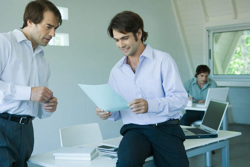 西方人,三个人,同事,商务人士,商务男性,商务女性,站,坐,横图,室外,白天,正面,衬衫,成功,合作,团队,集体,信心,电脑,笔记本电脑,窗户,椅子,欧洲,欧洲人,套装,网络,材料,瓷砖,档案,地砖,文件,墙,地面,拿,拿着,注视,通讯设备,队伍,玻璃窗,墙壁,墙面,资料,低头,观察,看,站着,观看,一台,察看,无线,领导,成就,关注,文档,通信设备,商务装,无线网络,合伙,领袖,无线上网,便携式电脑,工薪阶层,手提电脑,男人,男性,年轻男性,年轻女性,女人,女性,白种人,白领,上班族,站立,坐着,半身,彩图,衬衣