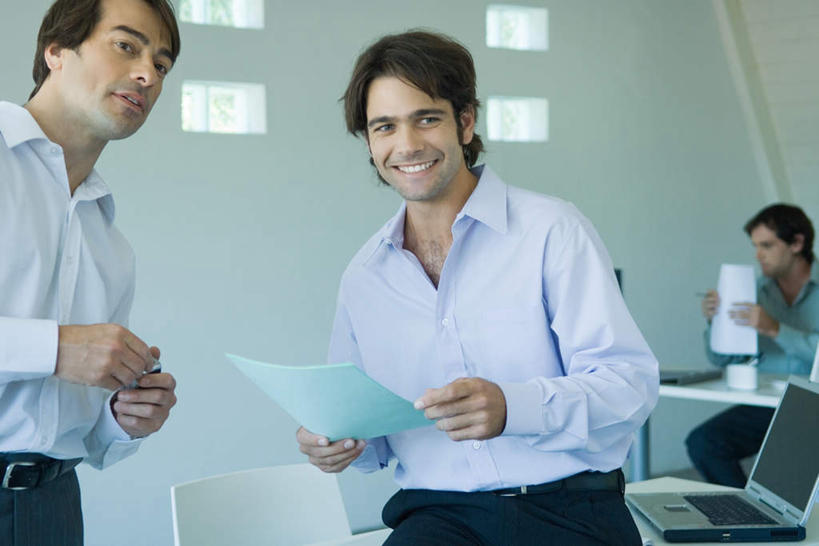 西方人,三个人,同事,商务人士,商务男性,站,坐,笑,微笑,露齿笑,横图,室内,白天,正面,衬衫,成功,合作,团队,集体,信心,电脑,笔记本电脑,桌子,椅子,欧洲,欧洲人,套装,网络,材料,档案,文件,办公桌,墙,拿,拿着,注视,通讯设备,队伍,墙壁,墙面,资料,观察,看,站着,观看,一台,察看,无线,领导,成就,关注,文档,通信设备,商务装,无线网络,合伙,领袖,无线上网,便携式电脑,工薪阶层,手提电脑,男人,男性,年轻男性,白种人,白领,上班族,站立,坐着,半身,彩图,衬衣