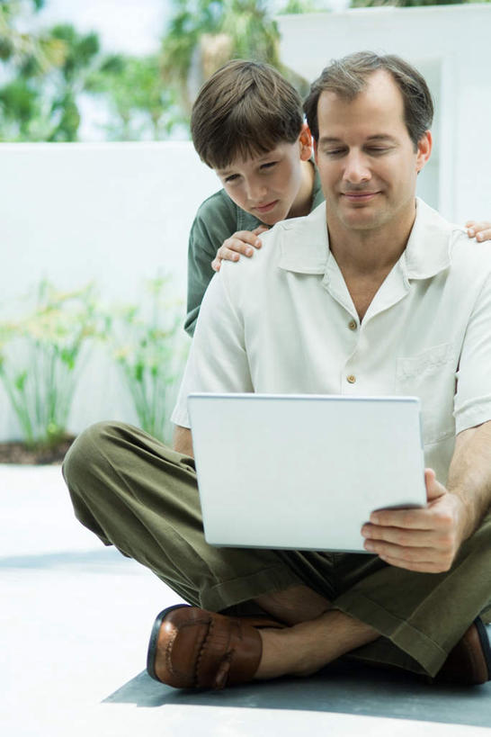 西方人,儿童,中年人,两个人,家庭,父亲,儿子,坐,笑,微笑,露齿笑,竖图,室外,白天,正面,纯洁,电脑,笔记本电脑,植物,欧洲,欧洲人,敲打,阴影,服装,光线,网络,瓷砖,地砖,影子,地面,注视,休闲装,输入,通讯设备,树,树木,小孩,衣服,绿色,阳光,自然,打字,扶,观察,看,休闲,温暖,温馨,父子,一家人,休闲服,父爱,可爱,童年,童趣,服饰,生长,成长,观看,点击,一台,敲击,和睦,察看,无线,关注,通信设备,无线网络,无线上网,便携式电脑,童真,烂漫,无邪,天真,按键,手提电脑,男孩,男人,男性,中年男性,白种人,孩子,坐着,彩图,全身,融洽,男生