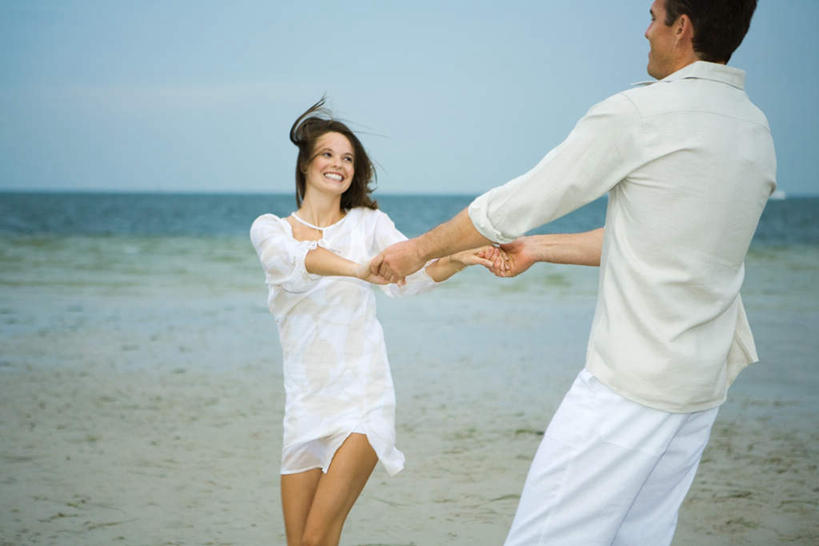 西方人,两个人,夫妻,站,握手,笑,微笑,露齿笑,横图,室外,白天,正面,爱情,海浪,海洋,沙滩,欧洲,欧洲人,服装,沙子,海岸,浪花,水平线,辽阔,海平线,沙地,浪漫,注视,休闲装,衣服,蓝色,蓝天,天空,海水,天,观察,看,靠,站着,休闲,广阔,休闲服,恩爱,恋人,服饰,观看,一望无际,察看,关注,海景,无边无际,一马平川,男人,男性,年轻女性,女人,女性,中年男性,白种人,情侣,大海,风浪,海,海水的波动,海滩,近岸浪,涌浪,拉手,手拉手,手握手,站立,半身,彩图,伴侣,水天相接,水天一线