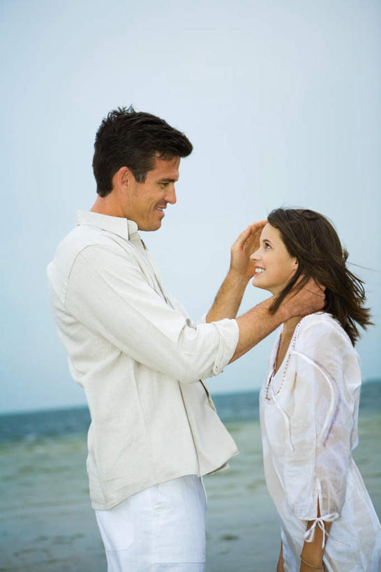 西方人,两个人,夫妻,站,笑,摸,微笑,露齿笑,竖图,室外,白天,侧面,爱情,海浪,海洋,沙滩,欧洲,欧洲人,抚摸,服装,沙子,海岸,浪花,水平线,辽阔,海平线,沙地,浪漫,注视,休闲装,相视,衣服,蓝色,蓝天,天空,海水,天,观察,看,站着,休闲,广阔,面对面,休闲服,恩爱,恋人,服饰,观看,对视,一望无际,察看,关注,相对,海景,相看,无边无际,一马平川,男人,男性,年轻女性,女人,女性,中年男性,白种人,情侣,大海,风浪,海,海水的波动,海滩,近岸浪,涌浪,触摸,接触,站立,半身,彩图,伴侣,水天相接,水天一线