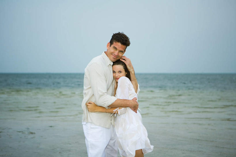 西方人,两个人,夫妻,站,抱,笑,微笑,露齿笑,横图,室外,白天,侧面,爱情,海浪,海洋,沙滩,欧洲,欧洲人,服装,沙子,海岸,浪花,水平线,辽阔,海平线,沙地,浪漫,注视,休闲装,衣服,蓝色,蓝天,天空,海水,天,观察,看,站着,休闲,广阔,休闲服,恩爱,恋人,服饰,抱着,观看,一望无际,察看,搂着,关注,海景,无边无际,一马平川,男人,男性,年轻女性,女人,女性,中年男性,白种人,情侣,大海,风浪,海,海水的波动,海滩,近岸浪,涌浪,怀抱,搂,搂抱,相抱,拥抱,站立,半身,彩图,伴侣,水天相接,水天一线