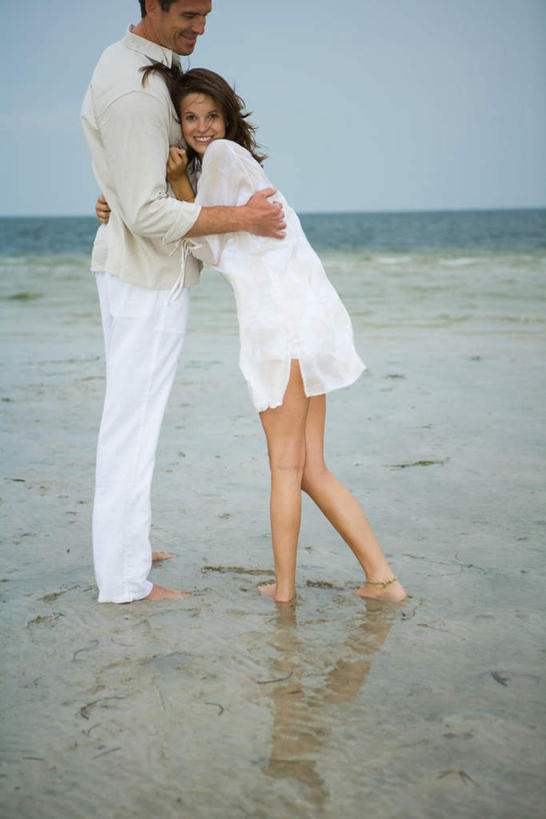 西方人,两个人,夫妻,站,抱,笑,微笑,露齿笑,竖图,室外,白天,侧面,爱情,海浪,海洋,沙滩,欧洲,欧洲人,服装,沙子,海岸,浪花,水平线,辽阔,海平线,沙地,浪漫,注视,休闲装,衣服,蓝色,蓝天,天空,海水,天,观察,看,靠,站着,休闲,广阔,休闲服,恩爱,恋人,服饰,抱着,观看,一望无际,察看,搂着,关注,海景,无边无际,一马平川,男人,男性,年轻女性,女人,女性,中年男性,白种人,情侣,大海,风浪,海,海水的波动,海滩,近岸浪,涌浪,怀抱,搂,搂抱,相抱,拥抱,站立,彩图,全身,伴侣,水天相接,水天一线