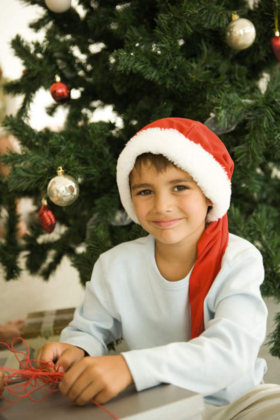 西方人,儿童,一个人,坐,笑,微笑,露齿笑,竖图,室内,白天,正面,纯洁,植物,礼盒,礼物,帽子,欧洲,圣诞节,欧洲人,仅一个女性,仅一个人,一棵,服装,节日,庆祝,装饰,挂饰,纸盒,圣诞树,圣诞球,注视,休闲装,文化,盒子,球,树,树木,一个,小孩,衣服,红色,绿色,自然,包装盒,礼品盒,观察,看,仅一个小孩,庆典,休闲,球体,休闲服,圣诞帽,可爱,童年,童趣,服饰,礼品,生长,单个,成长,观看,纪念,华丽,修饰,点缀,察看,关注,拆,童真,烂漫,无邪,衬托,美观,雅致,雅观,天真,女孩,女人,女性,白种人,孩子,坐着,半身,彩图,女生