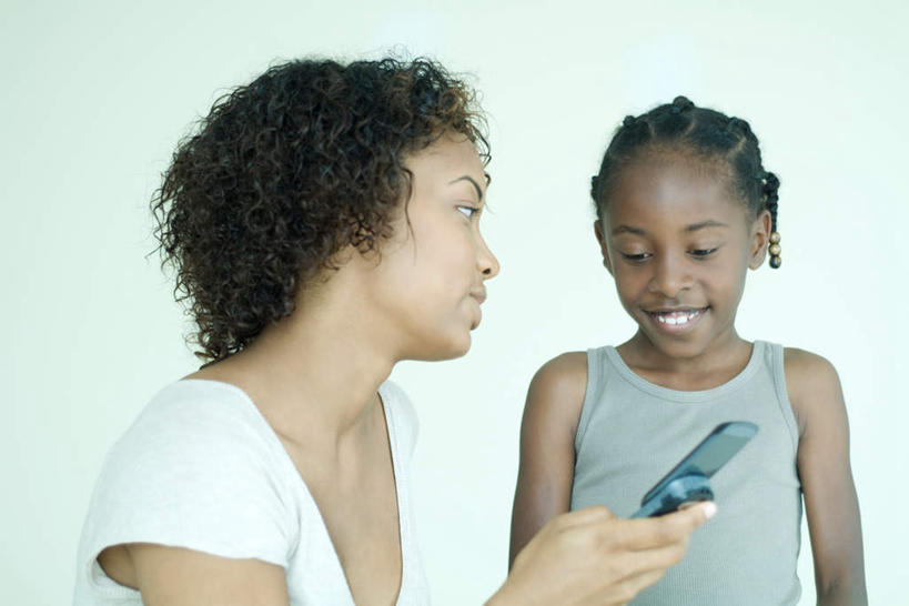 西方人,儿童,两个人,家庭,母亲,女儿,站,笑,打电话,微笑,露齿笑,横图,室内,白天,白色背景,正面,纯洁,电话,手机,欧洲,非洲,黑人,欧洲人,服装,拿,拿着,注视,休闲装,通讯设备,小孩,衣服,低头,观察,看,站着,休闲,温暖,温馨,母女,一家人,休闲服,可爱,母爱,童年,童趣,摄影,服饰,影棚,观看,和睦,察看,关注,童真,烂漫,无邪,一部,交流,天真,年轻女性,女孩,女人,女性,非洲人,孩子,年轻人,沟通,通话,站立,半身,彩图,影棚拍摄,拍摄,融洽,女生