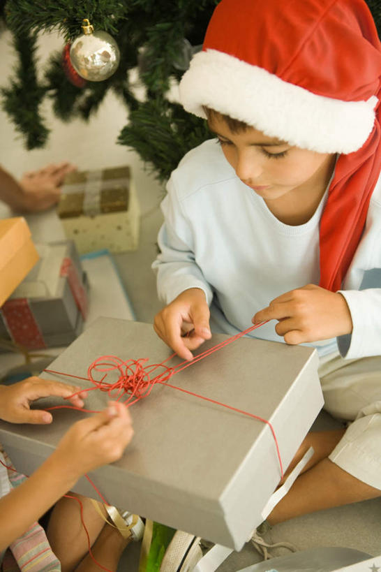 西方人,儿童,一个人,坐,笑,微笑,露齿笑,竖图,俯视,室内,白天,纯洁,植物,礼盒,礼物,帽子,欧洲,圣诞节,欧洲人,仅一个女性,仅一个人,一棵,服装,节日,庆祝,装饰,挂饰,纸盒,圣诞树,圣诞球,注视,休闲装,文化,盒子,球,树,树木,一个,小孩,衣服,红色,绿色,自然,包装盒,礼品盒,观察,看,仅一个小孩,庆典,休闲,球体,休闲服,圣诞帽,可爱,童年,童趣,服饰,礼品,生长,单个,成长,观看,纪念,华丽,修饰,点缀,察看,关注,拆,童真,烂漫,无邪,衬托,美观,雅致,雅观,天真,女孩,女人,女性,白种人,孩子,坐着,半身,彩图,高角度拍摄,女生