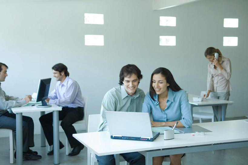 西方人,同事,商务人士,商务男性,商务女性,站,坐,笑,打电话,微笑,露齿笑,横图,室内,白天,正面,衬衫,成功,合作,团队,集体,信心,电脑,笔记本电脑,桌子,电话,欧洲,欧洲人,五个人,敲打,套装,网络,瓷砖,地砖,办公桌,墙,地面,许多人,注视,输入,通讯设备,队伍,墙壁,墙面,话筒,打字,观察,看,站着,一群人,电话线,观看,点击,敲击,两台,察看,无线,领导,成就,关注,通信设备,商务装,无线网络,合伙,领袖,无线上网,便携式电脑,工薪阶层,交流,按键,手提电脑,男人,男性,年轻男性,年轻女性,女人,女性,白种人,白领,上班族,电话机,沟通,通话,站立,坐着,半身,彩图,衬衣