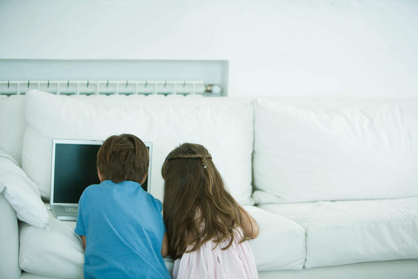 西方人,儿童,两个人,伙伴,朋友,蹲,横图,室内,白天,友谊,电脑,笔记本电脑,沙发,欧洲,欧洲人,敲打,服装,网络,墙,休闲装,输入,通讯设备,墙壁,墙面,小孩,背面,衣服,打字,休闲,休闲服,服饰,点击,一台,敲击,无线,通信设备,无线网络,布艺沙发,无线上网,便携式电脑,友情,按键,手提电脑,男孩,男人,男性,女孩,女人,女性,白种人,蹲着,半身,彩图,男生,女生