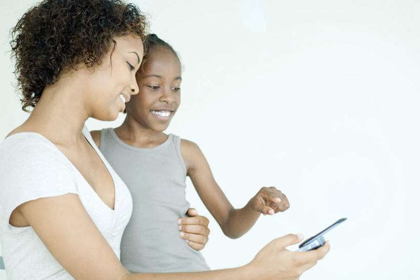 西方人,儿童,两个人,家庭,母亲,女儿,站,笑,打电话,微笑,露齿笑,横图,室内,白天,白色背景,正面,纯洁,电话,手机,欧洲,非洲,黑人,欧洲人,指,服装,拿,拿着,注视,休闲装,方向,通讯设备,小孩,衣服,低头,观察,看,手势,站着,休闲,温暖,温馨,母女,一家人,休闲服,可爱,母爱,童年,童趣,摄影,服饰,影棚,观看,和睦,察看,指向,关注,童真,烂漫,无邪,一部,交流,天真,年轻女性,女孩,女人,女性,非洲人,孩子,年轻人,沟通,通话,站立,半身,彩图,影棚拍摄,拍摄,融洽,女生