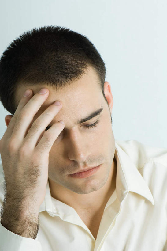 西方人,脸,头,脸颊,手,一个人,闭眼,竖图,室内,特写,白天,白色背景,正面,欧洲,欧洲人,仅一个男性,仅一个人,撑,服装,休闲装,肩膀,仅一个年轻男性,衣服,低头,休闲,思考,手部,休闲服,摄影,服饰,影棚,单手,撑着,男人,男性,年轻男性,白种人,头部,脸部,脸蛋,面部,闭眼睛,闭着眼,闭着眼睛,半身,彩图,影棚拍摄,拍摄