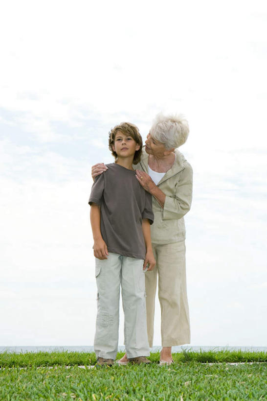 西方人,儿童,老年人,两个人,家庭,祖母,站,笑,摸,说,微笑,露齿笑,竖图,室外,白天,正面,纯洁,草地,草坪,植物,欧洲,欧洲人,抚摸,服装,注视,休闲装,草,小孩,衣服,蓝色,绿色,蓝天,天空,天,低头,观察,看,站着,休闲,温暖,温馨,一家人,休闲服,可爱,童年,童趣,服饰,奶奶,观看,祖孙,和睦,察看,关注,童真,烂漫,无邪,外婆,外祖母,外孙,外孙子,交流,天真,老年女性,男孩,女人,女性,白种人,孩子,孙子,触摸,沟通,讲话,交谈,接触,说话,谈话,站立,彩图,全身,融洽,男生