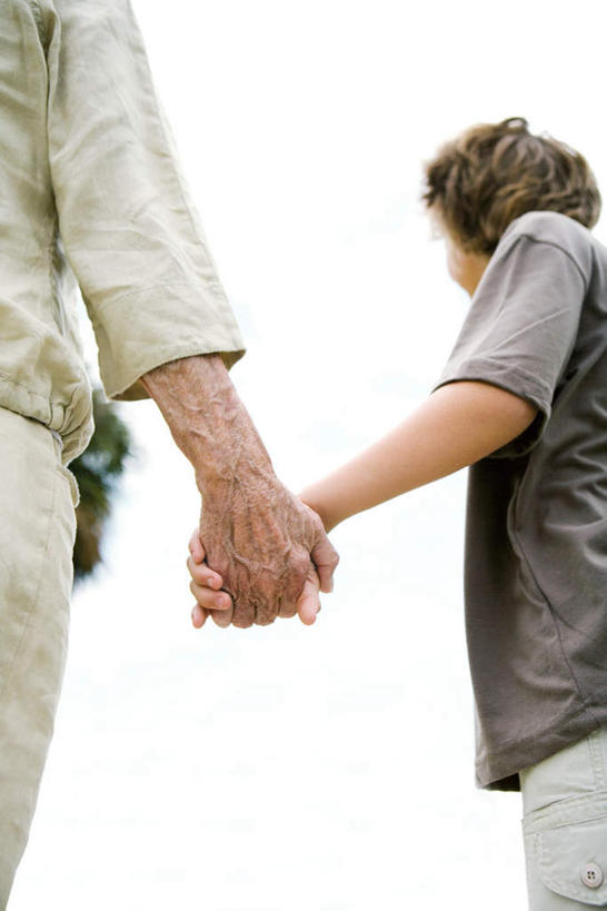 西方人,儿童,老年人,两个人,家庭,祖母,站,握手,竖图,室外,白天,仰视,纯洁,欧洲,欧洲人,服装,注视,休闲装,小孩,衣服,蓝色,蓝天,天空,天,观察,看,站着,休闲,温暖,温馨,一家人,休闲服,可爱,童年,童趣,服饰,奶奶,观看,祖孙,和睦,察看,关注,童真,烂漫,无邪,外婆,外祖母,外孙,外孙子,天真,老年女性,男孩,女人,女性,白种人,孩子,孙子,拉手,手拉手,手握手,站立,半身,彩图,低角度拍摄,融洽,男生