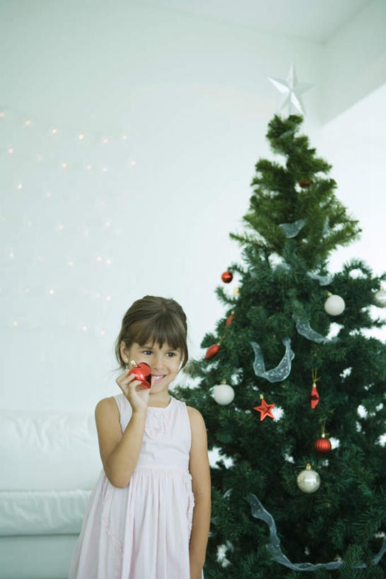 西方人,儿童,一个人,站,笑,微笑,露齿笑,竖图,室内,白天,正面,纯洁,植物,苹果,水果,欧洲,欧洲人,仅一个女性,仅一个人,一棵,服装,新鲜,装饰,挂饰,墙,生食,食品,果实,圣诞树,圣诞球,注视,休闲装,墙壁,墙面,球,树,树木,食物,一个,小孩,衣服,绿色,自然,观察,看,站着,仅一个小孩,休闲,球体,休闲服,可爱,童年,童趣,服饰,有机食品,绿色食品,生长,单个,成长,观看,华丽,修饰,点缀,察看,关注,童真,烂漫,无邪,衬托,美观,雅致,雅观,天真,女孩,女人,女性,白种人,孩子,站立,半身,彩图,女生