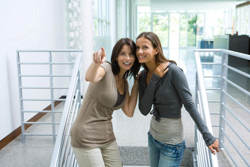 西方人,儿童,中年人,两个人,家庭,母亲,女儿,栏杆,站,笑,微笑,露齿笑,横图,室内,白天,正面,纯洁,窗户,楼梯,欧洲,欧洲人,指,服装,瓷砖,地砖,扶手,阶梯,墙,地面,注视,休闲装,方向,护栏,玻璃窗,墙壁,墙面,台阶,小孩,衣服,扶,观察,看,靠,手势,站着,休闲,温暖,温馨,母女,一家人,休闲服,可爱,母爱,童年,童趣,服饰,观看,和睦,察看,指向,关注,童真,烂漫,无邪,天真,女孩,女人,女性,中年女性,白种人,孩子,站立,半身,彩图,融洽,女生