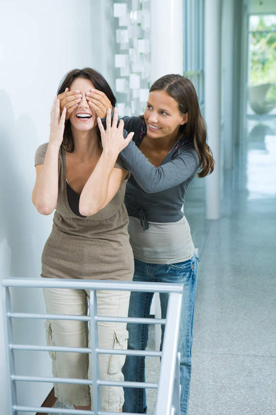 西方人,儿童,中年人,两个人,家庭,母亲,女儿,栏杆,站,笑,摸,微笑,露齿笑,竖图,室内,白天,正面,纯洁,窗户,楼梯,欧洲,欧洲人,抚摸,服装,瓷砖,地砖,扶手,阶梯,墙,地面,注视,休闲装,护栏,玻璃窗,墙壁,墙面,台阶,小孩,衣服,低头,观察,看,站着,休闲,温暖,温馨,母女,一家人,休闲服,可爱,母爱,童年,童趣,遮,服饰,观看,和睦,察看,遮挡,关注,童真,烂漫,无邪,遮盖,遮蔽,天真,女孩,女人,女性,中年女性,白种人,孩子,触摸,接触,站立,半身,彩图,融洽,女生