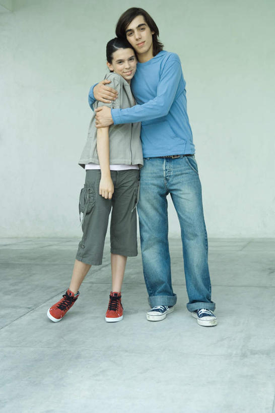 西方人,两个人,夫妻,站,抱,笑,微笑,露齿笑,竖图,室内,白天,正面,爱情,欧洲,欧洲人,服装,瓷砖,地砖,墙,地面,浪漫,注视,休闲装,墙壁,墙面,衣服,低头,观察,看,靠,站着,休闲,休闲服,恩爱,恋人,服饰,抱着,观看,察看,搂着,关注,男人,男性,年轻男性,年轻女性,女人,女性,白种人,情侣,怀抱,搂,搂抱,相抱,拥抱,站立,彩图,全身,伴侣