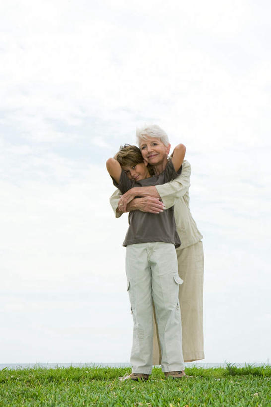 西方人,儿童,老年人,背部,两个人,家庭,祖母,站,抱,笑,微笑,露齿笑,竖图,室外,白天,正面,纯洁,草地,草坪,植物,欧洲,欧洲人,服装,注视,休闲装,草,小孩,衣服,蓝色,绿色,蓝天,天空,天,观察,看,站着,休闲,温暖,温馨,一家人,休闲服,可爱,童年,童趣,服饰,奶奶,抱着,观看,祖孙,和睦,察看,搂着,关注,童真,烂漫,无邪,外婆,外祖母,外孙,外孙子,天真,老年女性,男孩,女人,女性,白种人,孩子,孙子,搂,站立,彩图,全身,融洽,男生