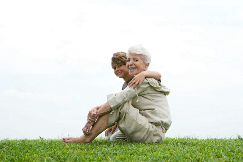 西方人,儿童,老年人,两个人,家庭,祖母,坐,抱,笑,微笑,露齿笑,横图,室外,白天,侧面,纯洁,草地,草坪,植物,欧洲,欧洲人,服装,注视,休闲装,草,小孩,衣服,蓝色,绿色,蓝天,天空,天,观察,看,休闲,温暖,温馨,一家人,休闲服,可爱,童年,童趣,服饰,奶奶,抱着,观看,祖孙,和睦,察看,搂着,关注,童真,烂漫,无邪,外婆,外祖母,外孙,外孙子,天真,老年女性,男孩,女人,女性,白种人,孩子,孙子,搂,坐着,彩图,全身,融洽,男生