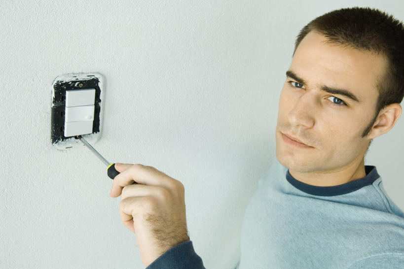 西方人,一个人,站,横图,俯视,室内,白天,欧洲,欧洲人,仅一个男性,仅一个人,一把,服装,工具,墙,拿,拿着,休闲装,开关,墙壁,墙面,仅一个年轻男性,衣服,按,站着,休闲,休闲服,服饰,螺丝刀,男人,男性,年轻男性,白种人,抬头,仰头,半身,彩图,高角度拍摄