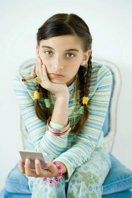 西方人,儿童,一个人,坐,竖图,室内,白天,白色背景,正面,化妆,美容,纯洁,镜子,椅子,欧洲,欧洲人,仅一个女性,仅一个人,撑,服装,反射,墙,拿,拿着,涂抹,托腮,注视,休闲装,挂件,墙壁,墙面,小孩,衣服,化妆镜,首饰,口红,观察,看,托,仅一个小孩,休闲,休闲服,可爱,童年,童趣,摄影,服饰,影棚,观看,镜像,察看,镜面,关注,托下巴,童真,烂漫,无邪,光学,天真,女孩,女人,女性,白种人,孩子,坐着,半身,彩图,影棚拍摄,拍摄,女生