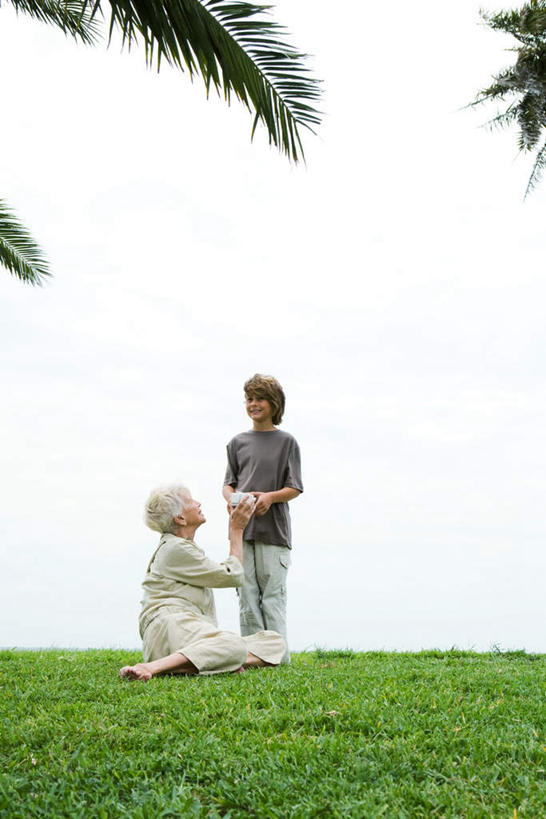 西方人,儿童,老年人,两个人,家庭,祖母,站,坐,笑,微笑,露齿笑,竖图,室外,白天,正面,纯洁,草地,草坪,植物,礼盒,礼物,欧洲,欧洲人,服装,纸盒,拿,拿着,注视,休闲装,盒子,草,树,树木,一个,小孩,衣服,蓝色,绿色,蓝天,天空,自然,包装盒,礼品盒,天,观察,看,站着,休闲,温暖,温馨,一家人,休闲服,可爱,童年,童趣,服饰,礼品,生长,奶奶,单个,成长,观看,祖孙,和睦,察看,关注,童真,烂漫,无邪,外婆,外祖母,外孙,外孙子,天真,老年女性,男孩,女人,女性,白种人,孩子,孙子,抬头,仰头,站立,坐着,彩图,全身,融洽,男生