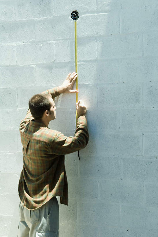 西方人,一个人,竖图,室内,白天,欧洲,欧洲人,仅一个男性,仅一个人,阴影,不锈钢,服装,测量,不锈钢制品,影子,刻度,墙,拿,拿着,休闲装,墙壁,墙面,仅一个年轻男性,一个,背面,衣服,尺,直尺,休闲,休闲服,服饰,单个,钢尺,测量工具,尺子,衡量,绘图,比例,测绘,量具,量仪,标度,男人,男性,年轻男性,白种人,半身,彩图