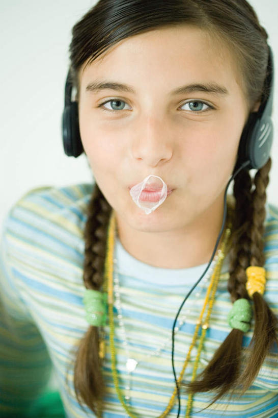 西方人,儿童,一个人,笑,微笑,竖图,室内,特写,白天,白色背景,正面,快乐,满意,幸福,纯洁,欧洲,欧洲人,仅一个女性,仅一个人,服装,墙,食品,糖果,音响,软糖,音乐,听,休闲装,娱乐,墙壁,墙面,食物,小孩,衣服,耳机,甜食,吹,仅一个小孩,享受,休闲,休闲服,放松,可爱,童年,童趣,摄影,服饰,影棚,泡泡糖,舒适,享乐,童真,烂漫,无邪,天真,女孩,女人,女性,白种人,孩子,半身,彩图,影棚拍摄,拍摄,女生