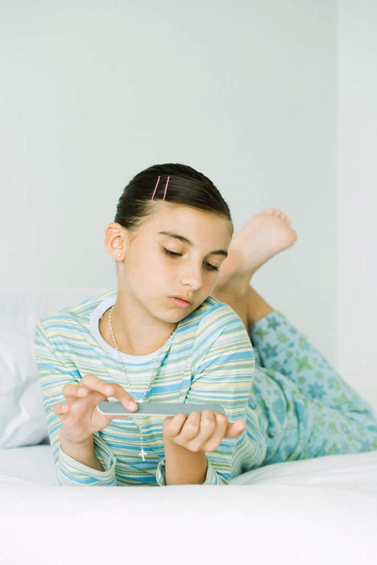 西方人,儿童,一个人,竖图,室内,白天,白色背景,正面,纯洁,床,金属制品,欧洲,欧洲人,仅一个女性,仅一个人,服装,金属,工具,墙,床单,拿,拿着,注视,休闲装,被子,墙壁,墙面,小孩,衣服,低头,观察,看,趴着,仅一个小孩,休闲,休闲服,可爱,童年,童趣,美甲,抬脚,摄影,服饰,单人床,影棚,锉刀,观看,察看,被单,关注,指甲锉,童真,烂漫,无邪,锉子,美甲工具,天真,女孩,女人,女性,白种人,孩子,趴,彩图,全身,影棚拍摄,拍摄,女生