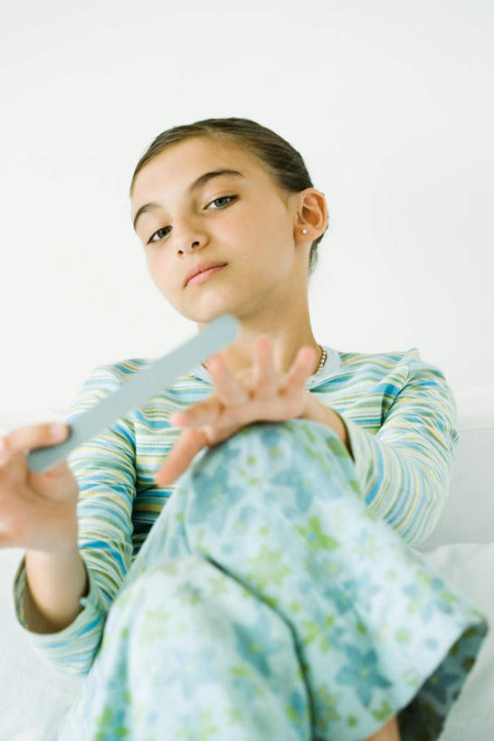 西方人,一个人,坐,竖图,室内,白天,白色背景,正面,金属制品,欧洲,欧洲人,仅一个年轻女性,仅一个女性,仅一个人,服装,金属,工具,墙,拿,拿着,注视,休闲装,墙壁,墙面,衣服,观察,看,休闲,休闲服,美甲,摄影,服饰,影棚,锉刀,观看,察看,关注,指甲锉,锉子,美甲工具,年轻女性,女人,女性,白种人,坐着,半身,彩图,影棚拍摄,拍摄,五指张开