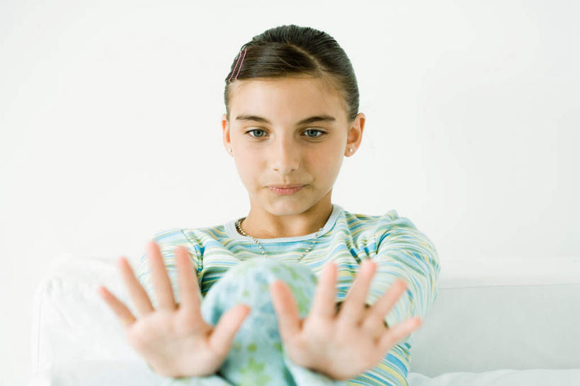 西方人,儿童,一个人,坐,横图,室内,白天,白色背景,正面,纯洁,欧洲,欧洲人,仅一个女性,仅一个人,服装,墙,注视,休闲装,墙壁,墙面,小孩,衣服,观察,看,仅一个小孩,休闲,休闲服,可爱,童年,童趣,摄影,服饰,影棚,观看,察看,关注,童真,烂漫,无邪,天真,女孩,女人,女性,白种人,孩子,坐着,半身,彩图,影棚拍摄,拍摄,五指张开,女生