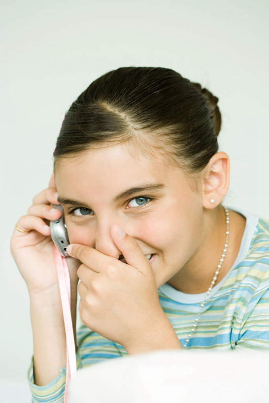 西方人,儿童,一个人,笑,摸,打电话,微笑,竖图,室内,白天,白色背景,正面,纯洁,电话,手机,欧洲,欧洲人,仅一个女性,仅一个人,服装,听,休闲装,通讯设备,小孩,衣服,仅一个小孩,休闲,休闲服,可爱,童年,童趣,摄影,服饰,影棚,童真,烂漫,无邪,一部,交流,天真,女孩,女人,女性,白种人,孩子,触摸,沟通,通话,半身,彩图,影棚拍摄,拍摄,女生