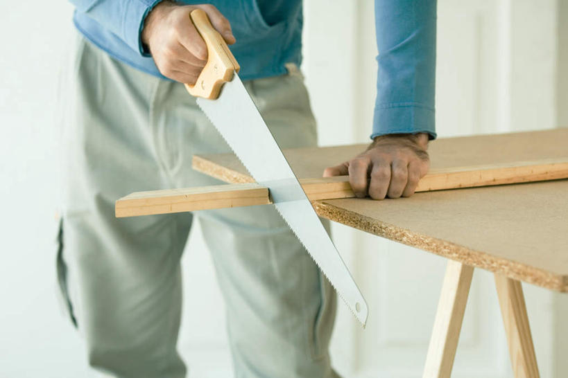 西方人,一个人,站,横图,俯视,室内,白天,欧洲,欧洲人,仅一个男性,仅一个人,一把,服装,工具,木板,墙,拿,拿着,休闲装,墙壁,墙面,仅一个年轻男性,衣服,按,站着,休闲,休闲服,服饰,锯子,切割,锯,男人,男性,年轻男性,白种人,站立,半身,彩图,高角度拍摄,割