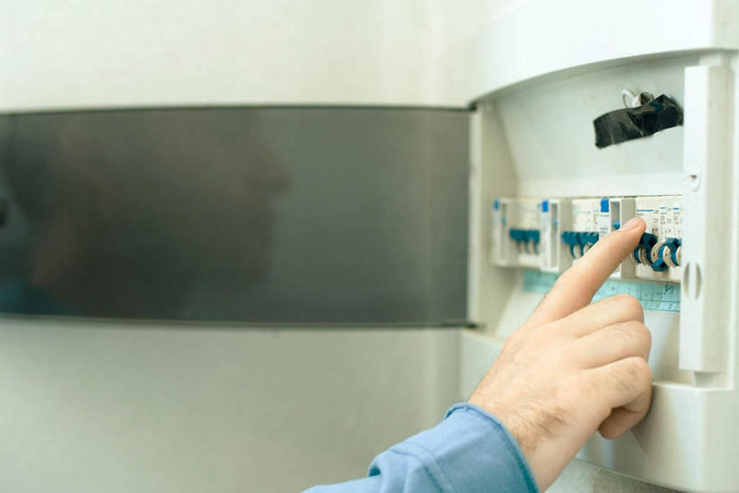 西方人,手,一个人,站,横图,室内,特写,白天,正面,零件,电路,欧洲,欧洲人,仅一个男性,仅一个人,许多,关闭,指,服装,墙,休闲装,方向,开关,墙壁,墙面,仅一个年轻男性,衣服,按钮,按,打开,手势,站着,休闲,手部,休闲服,服饰,单手,指向,开启,闭合,男人,男性,年轻男性,白种人,站立,半身,彩图