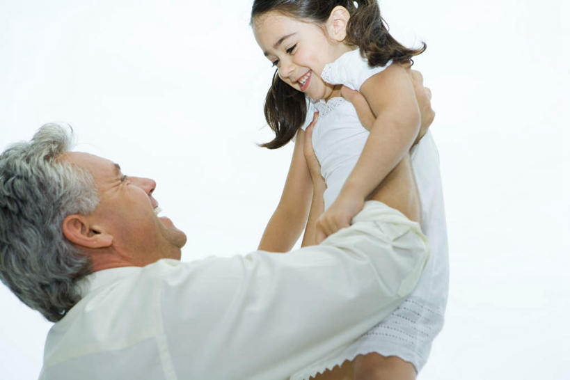 西方人,儿童,老年人,两个人,家庭,祖父,举,抱,笑,微笑,露齿笑,横图,室内,白天,白色背景,仰视,纯洁,欧洲,欧洲人,服装,休闲装,相视,小孩,衣服,托,休闲,温暖,温馨,一家人,面对面,休闲服,可爱,童年,童趣,摄影,服饰,影棚,爷爷,抱着,祖孙,对视,和睦,搂着,相对,童真,烂漫,无邪,外孙女,外公,外祖父,相看,天真,老年男性,男人,男性,女孩,白种人,孩子,孙女,举着,搂,抬头,向上举,向上伸,向上托,仰头,半身,彩图,低角度拍摄,影棚拍摄,拍摄,融洽,女生