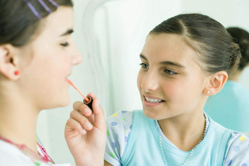 西方人,儿童,两个人,伙伴,朋友,站,笑,微笑,露齿笑,横图,室内,白天,正面,友谊,纯洁,镜子,欧洲,欧洲人,服装,墙,涂抹,休闲装,相视,墙壁,墙面,小孩,衣服,口红,站着,休闲,面对面,休闲服,可爱,童年,童趣,服饰,对视,镜像,镜面,化妆间,相对,童真,烂漫,无邪,相看,天真,友情,女孩,女人,女性,白种人,半身,彩图,女生